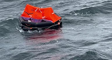 Batan gemideki mürettebatı, "Kimse var mı?" anonslarıyla arıyorlar