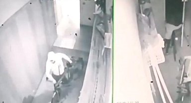 Batman'da bisiklet hırsızları apartmanın güvenlik kamerasına yakalandı