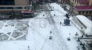 Bayburt güne kar yağışıyla uyandı