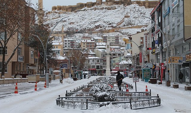 Bayburt'ta kar yüzünü yeniden gösterdi