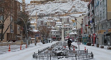 Bayburt'ta kar yüzünü yeniden gösterdi