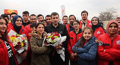 Bayraktar, Kahramanmaraş'ta depremzedelerle buluştu