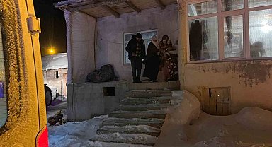 Belediye gelmeyince kendi imkanlarıyla yolu açıp hastalarını hastaneye ulaştırdılar
