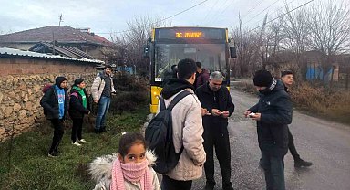 Belediye otobüsü yine arızalandı, yolcular yolda kaldı