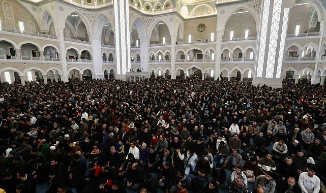 Berat Kandili'nde Şahinbey Millet Camii doldu taştı
