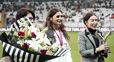 Beşiktaş yönetiminden, şampiyon güreşçi Nesrin Baş'a plaket
