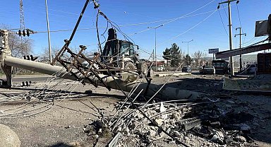 Beton direğe ok gibi saplanan aracın kaza yaptığı bölge gündüz görüntülendi