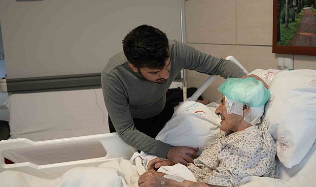 Beyin kanaması geçiren 112 yaşındaki hasta riskli operasyon sonrası sağlığına kavuştu