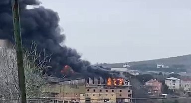 Beykoz Örnekköy'de 2 katlı bir fabrikada yangın çıktı. Olay yerine sevk edilen itfaiye ekiplerinin alevlere müdahalesi sürüyor.