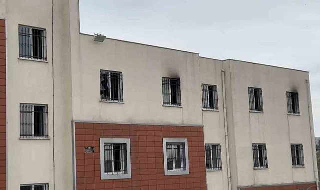 Beylikdüzü'nde Çocuk destek merkezinde korkutan yangın: 10 çocuk tahliye edildi