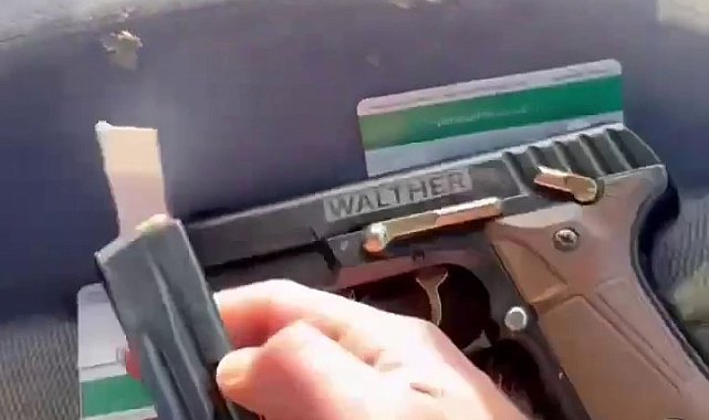 Beylikdüzü'nde uygulamaya takılan aracın gizli bölmesinde tabanca ele geçirildi
