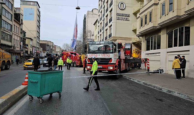 Beyoğlu'nda facianın eşiğinden dönüldü: Freni boşalan vinç, başka bir vince çarparak savurdu, 1 yaralı
