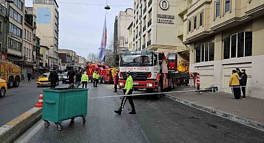 Beyoğlu'nda facianın eşiğinden dönüldü: Freni boşalan vinç, başka bir vince çarparak savurdu, 1 yaralı