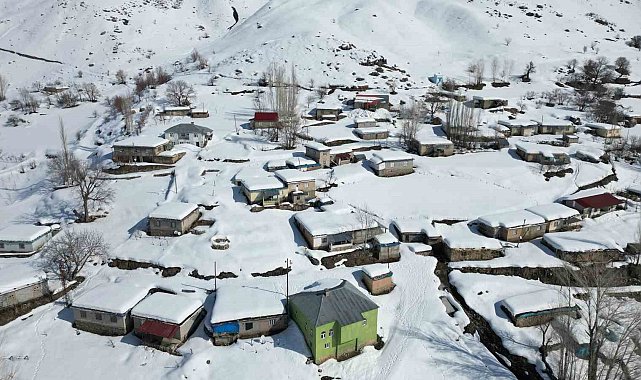Beytüşşebap'ın 150 haneli köyünde tek katlı evler kara teslim oldu