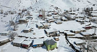 Beytüşşebap'ın 150 haneli köyünde tek katlı evler kara teslim oldu