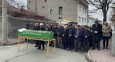 Bıçaklanarak hayatını kaybeden 17 yaşındaki genç toprağa verildi