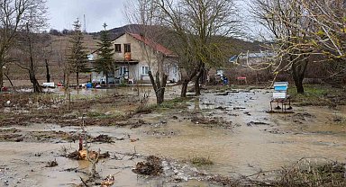 Bilecik'te Karasu Deresi taştı, birçok tarım arazisi ve iki ev su altında kaldı