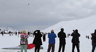 Bingöl'deki kayak merkezinde, paraşütçüler fotoğrafçılar için uçuş yaptı