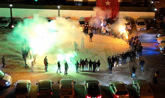 Bir anda evinin önünde toplanıp sürpriz yaptılar
