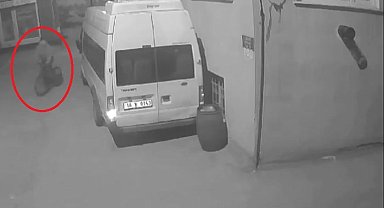 Bisikletli hırsız kamerada...Düşe kalka 3. kattaki montu çaldı, böyle kaçtı
