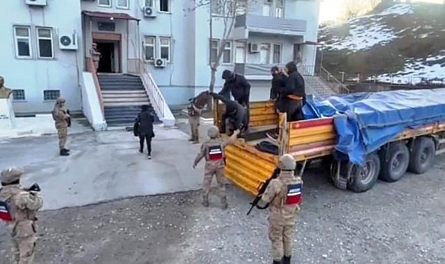 Bitlis'te tır içinde 58 düzensiz göçmen yakalandı