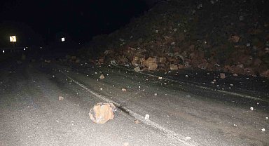 Bitlis'te yola düşen kayalar trafik akışını durdurdu