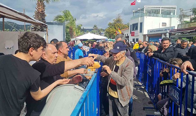 Bodrum'daki festivalde 3 ton hamsi dağıtıldı