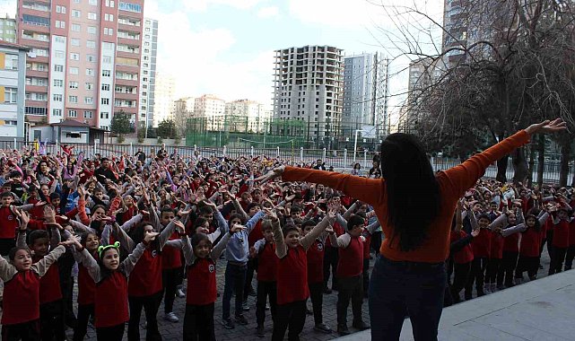 Bu okulda öğrenciler derslerine oynayarak giriyorlar