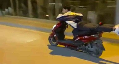 Burda'da motosikletin üzerine uzanan genç, canını böyle hiçe saydı