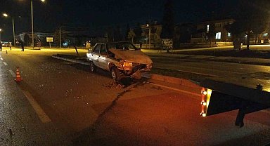 Burdur'da direksiyon hakimiyetini kaybeden alkollü sürücü refüje çarparak durabildi