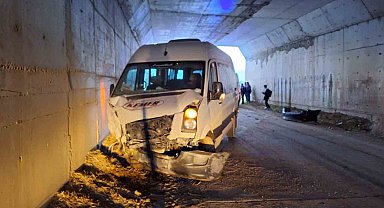 Burdur'da öğrenci servisi ile otomobil çarpıştı 14 yaralı