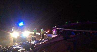 Burdur'da sebze yüklü tır devrildi, 3 kişi yaralandı
