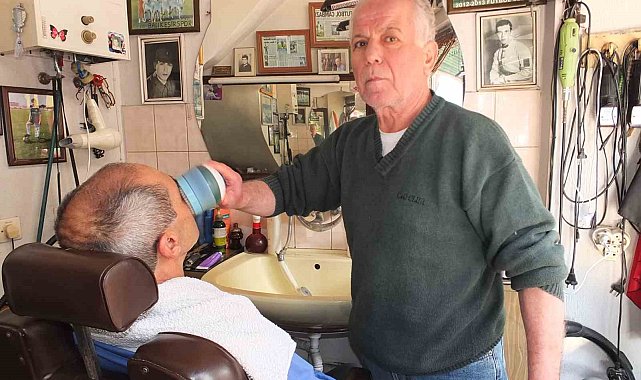 Burhaniye'de 50 yıldır berberlik yapıyor