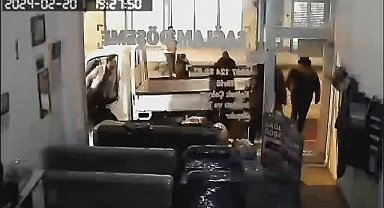 Bursa'da hızla ilerleyen minibüs 2 kişiye çarptı, kaza anı kameralara yansıdı