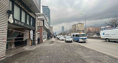 Bursa'da kontrolden çıkan otomobil dükkana girdi
