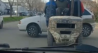 Bursa'da otomobili forklift ile taşıdı...
