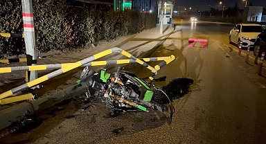 Bursa'da otomobilin çarptığı lüks motosiklet hurdaya döndü, sürücü yaralandı
