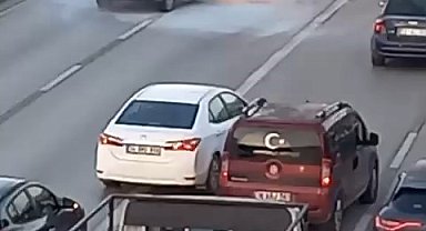 Bursa'da seyir halindeki otomobil alev alev yandı