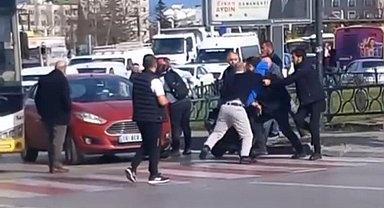 Bursa'da sürücülerin kavgası kamerada!