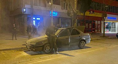Bursa'da yanan aracı polis söndürdü