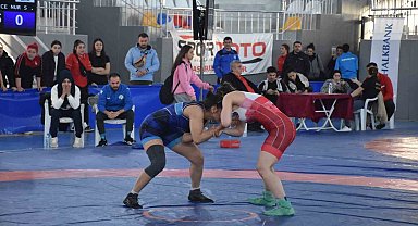 Buse Tosun U20 Kadınlar Güreş Türkiye Şampiyonası devam ediyor