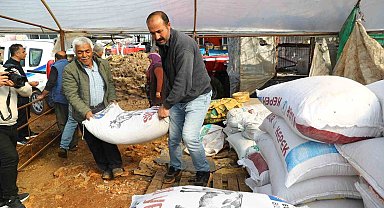 Büyükşehir 2 bin 403 personelle afetzedelere yardım ediyor
