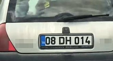 Buzağıyı otomobilin arka koltuğunda taşıdı