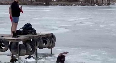 Buzlu gölette fotoğraf çektirirken, buz kırılınca kendini suda buldu