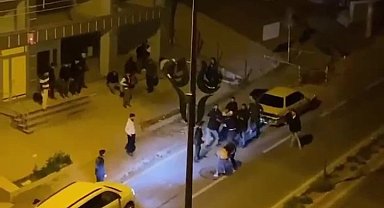 Cadde ortasında iki grup arasında tekmeli, yumruklu kavga