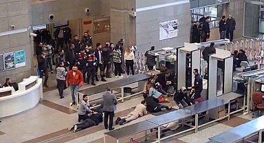 Çağlayan Adliyesi C Kapısı önünde silah sesleri yükseldi. Silah seslerini duyanlar panikle yere yattı.