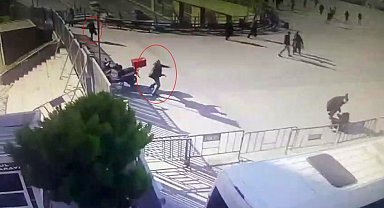 Çağlayan'da bulunan İstanbul Adalet Sarayının C Kapısı önündeki polis noktasına düzenlenen silahlı saldırı girişimine ait anlar ortaya çıktı. 2 saldırganın etkisiz hale getirildiği anlar da görüntüler de yer aldı.