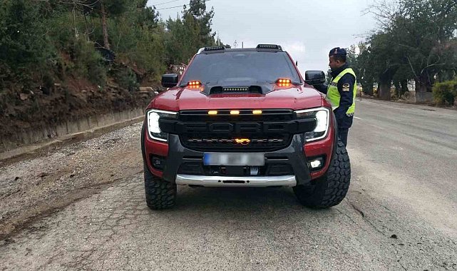 Çakar lamba takan 3 sürücüye 19 bin TL ceza kesildi