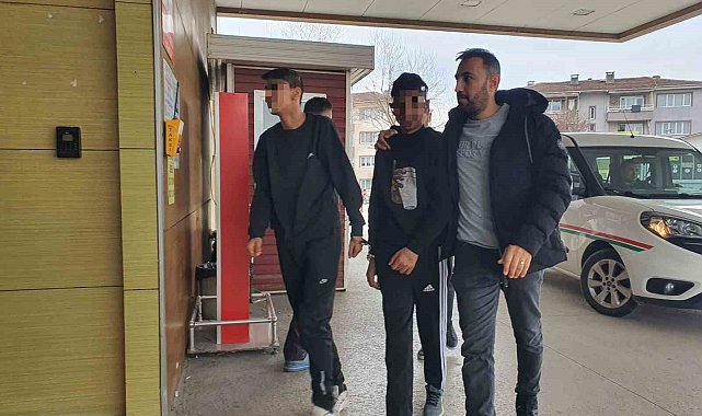 Çaldıkları eşyaları sokakta incelerken yakalandılar