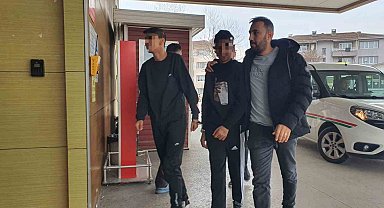Çaldıkları eşyaları sokakta incelerken yakalandılar